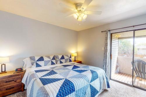 大学城Harvey House的卧室配有蓝色和白色的床和窗户。