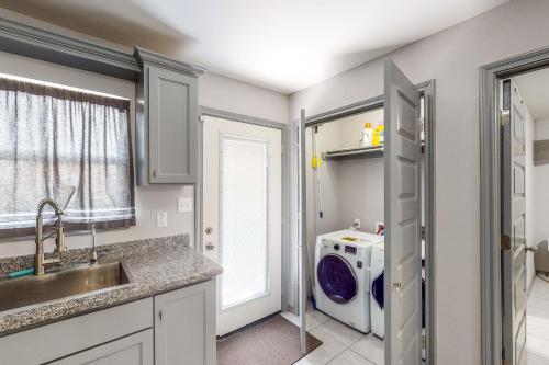 哈灵根Pineywood Hollow的厨房配有水槽和洗衣机