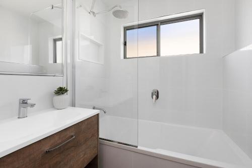 布伦瑞克黑兹Reflections Massy Greene - Holiday Park的带淋浴和盥洗盆的白色浴室