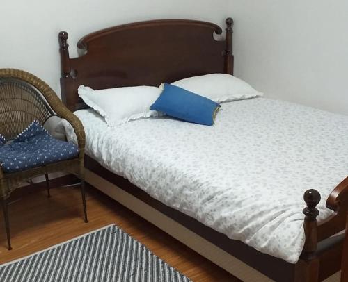 济州市SoGoBe Pension的一张带蓝色枕头和椅子的床