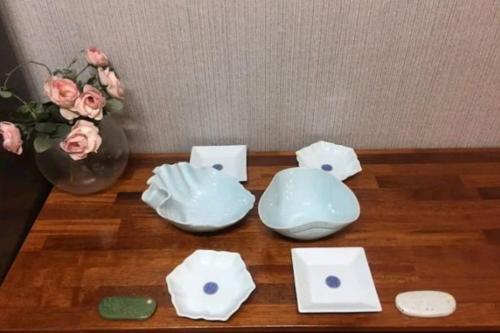 济州市SoGoBe Pension的花瓶和碗的桌子