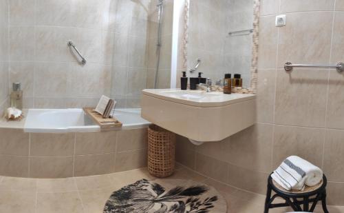 阿尔沃尔Palm House Alvor的浴室配有盥洗盆和浴缸。