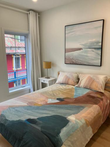 圣安娜德博普雷Yin et Yang的一间卧室设有一张大床和一个窗户。