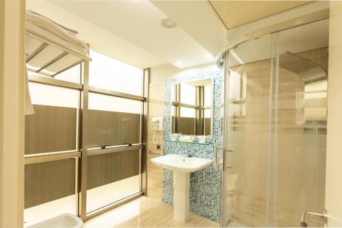 托雷拉韦加蒙特多不拉酒店的一间带水槽和玻璃淋浴的浴室