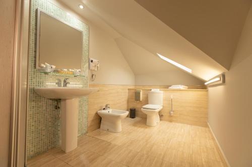 托雷拉韦加蒙特多不拉酒店的一间带水槽、卫生间和镜子的浴室