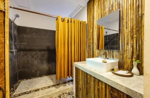 暹粒ERCAN BOUTiQUE的浴室设有水槽和黄色的淋浴帘