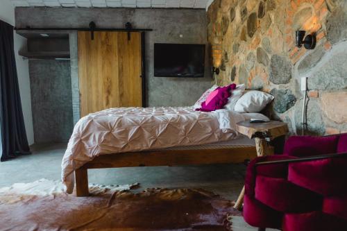 萨尤利塔Casa Fenix的石墙房间内的一张床位