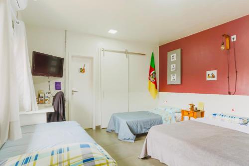 阿雷格里港La Casita Bem Gaúcha的一间医院间,配有两张床和一面旗帜