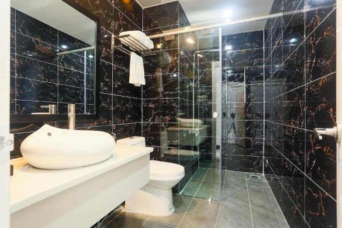 胡志明市DAISY HOTEL的一间带水槽、卫生间和淋浴的浴室
