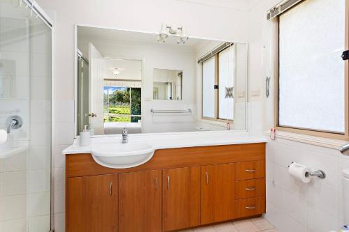 杰林冈Bella Vista的一间带水槽和大镜子的浴室