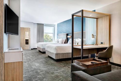 Del CitySpringHill Suites by Marriott Oklahoma City Midwest City Del City的酒店客房设有两张床和电视。