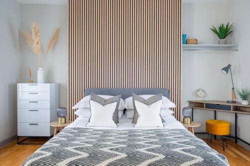 伦敦Eden Grove - Islington - Studio Apartment的一间卧室配有一张带条纹墙的床