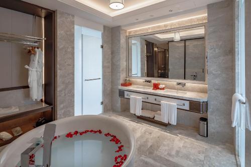 杭州杭州君尚云郦酒店的一间带浴缸和大镜子的浴室