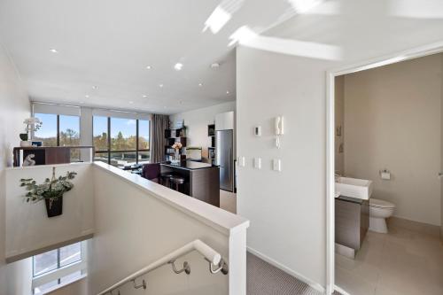陶波Marina View Apartment - Taupo的房屋内的白色楼梯,带浴室