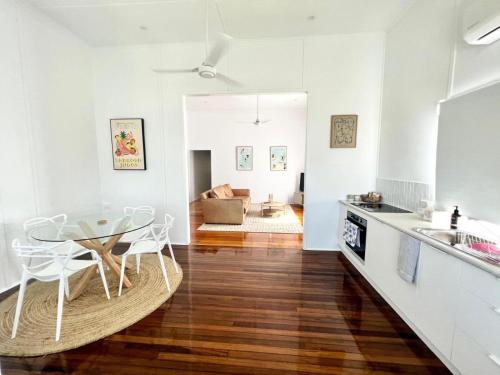 汤斯维尔Townsville Suites的厨房以及带桌椅的用餐室。
