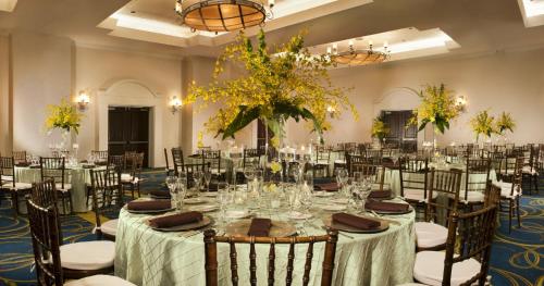 兰乔米拉日拉斯帕尔马斯全牧场度假酒店&Spa的一个带桌椅的宴会厅和一间带桌椅的房间