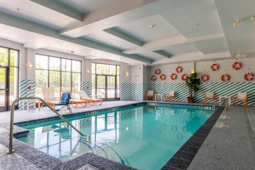 休斯顿休斯顿西能源走廊假日酒店的蓝色的游泳池,位于酒店客房内