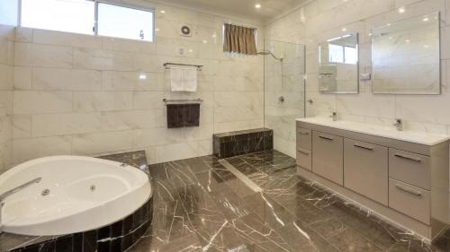 布罗肯希尔银黑文汽车旅馆的白色的浴室设有水槽和镜子