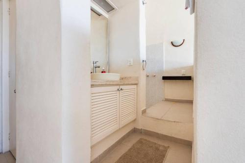 阿卡普尔科Hermosa Villa Puesta al SOL的白色的浴室设有水槽和镜子
