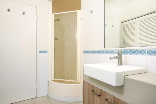 埃尔利海滩珊瑚海维斯塔公寓的白色的浴室设有水槽和淋浴。