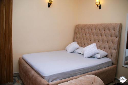 埃尔多雷特Denverwing Homes的一张床上有两个枕头的房间