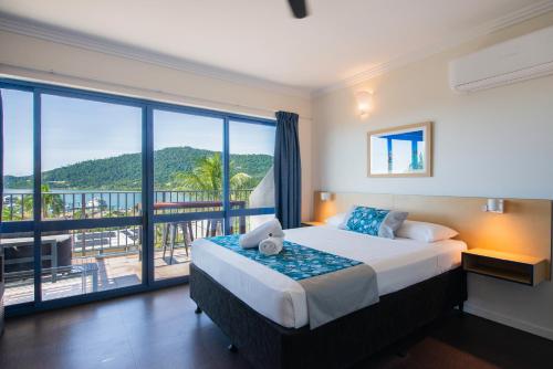 埃尔利海滩珊瑚海维斯塔公寓的一间带大床的卧室和一个阳台