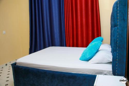 埃尔多雷特Denverwing Homes.的床上有蓝色枕头