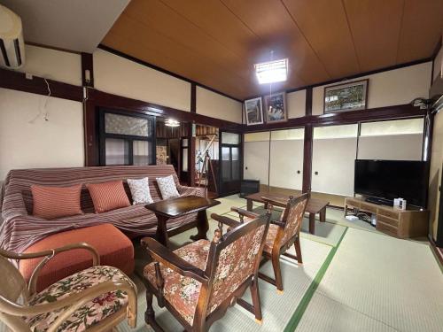 Hakuigun - House - Vacation STAY 14651的一间带床和电视的客厅