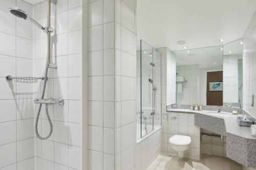 莱斯特莱斯特万豪酒店 的带淋浴、卫生间和盥洗盆的浴室