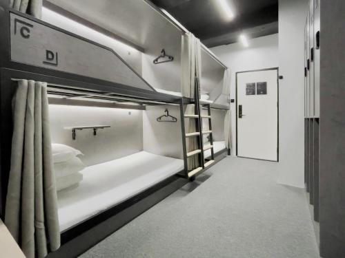 西安Sifang Space Hostel Xi'an - Xi'an TIYUCHANG metro station Line2的客房设有双层床和卫生间