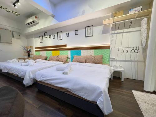 八打灵再也Sunway Geo Suite-Linked BRT-Medical的配有白色床单的客房内的两张床