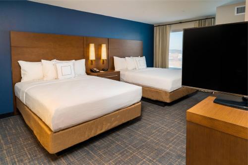 国会山高地Residence Inn Upper Marlboro Joint Base Andrews的酒店客房设有两张床和一台平面电视。