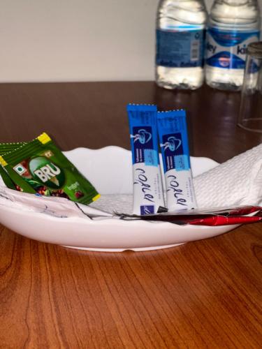 亭可马里尼悦旅馆的桌上的盘子,上面有牙膏和小吃