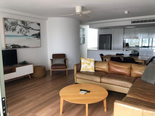 玛志洛卡马格海滨公寓的客厅配有沙发和桌子