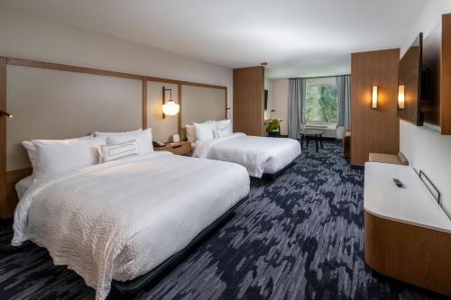 小石城Fairfield Inn & Suites by Marriott Little Rock Airport的酒店客房设有两张床和大窗户。