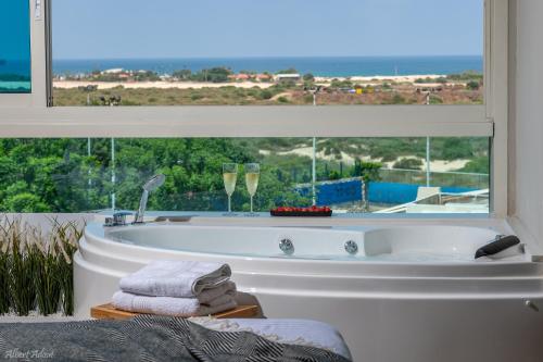 Mina's luxury suite - panoramic sea view- קיסריה