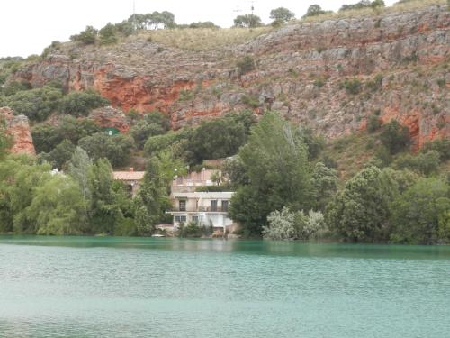鲁伊德拉Casa La Caoba的湖畔山边的房子