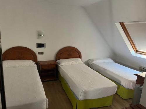 伊斯拉佩拉约伊斯拉酒店的客房设有两张床和窗户。