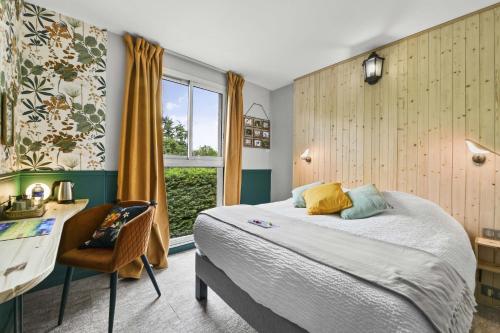 贝尔热拉克Logis Hôtel & Restaurant Ludik的一间卧室配有一张床、一张书桌和一个窗户。