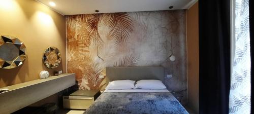 斯培西亚Suite House 5 Terre的一间卧室设有一张床和石墙