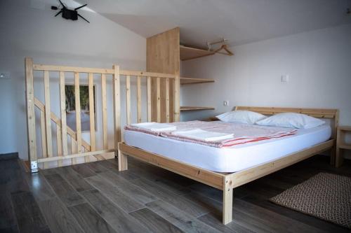 Spodnje JaršeDuplex Apartma Nikolina的一间卧室配有一张木架床