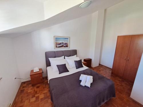 圣菲利普雅科夫apartman Sanja-centar的一间卧室配有一张床,上面有两条毛巾