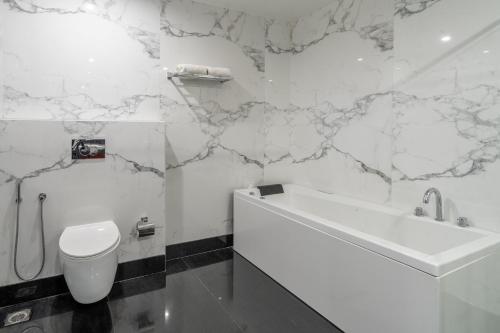 赖布尔Hukam's Lalit Mahal的白色的浴室设有卫生间和水槽。