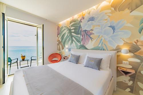 贾迪尼-纳克索斯Naxos Marina Bay的卧室配有一张白色大床和花卉壁画