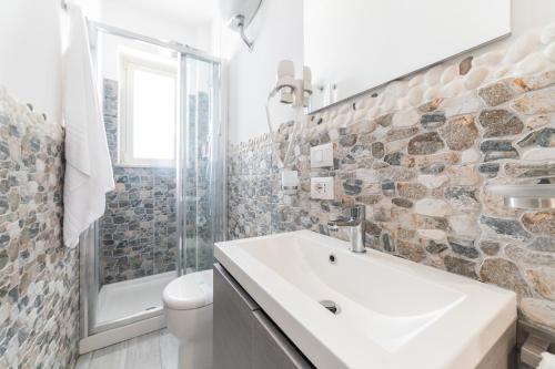 贾迪尼-纳克索斯Naxos Marina Bay的一间带水槽、卫生间和淋浴的浴室