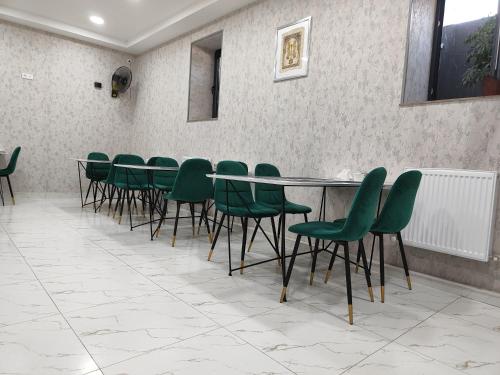塔什干Hotel Sevinch的一间会议室,配有绿色椅子和桌子
