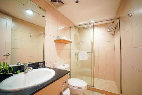 马尼拉One Pacific Place Serviced Residences的一间带水槽、淋浴和卫生间的浴室