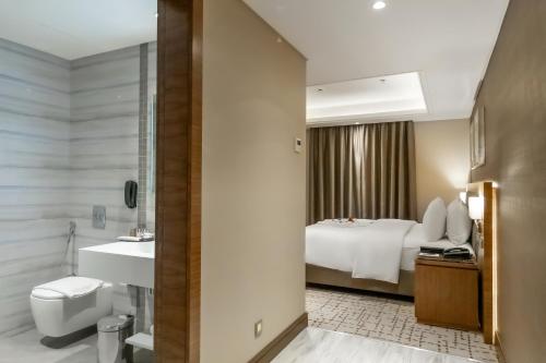 利雅德Boudl Al Sulimanyah的一间酒店客房 - 带一张床和一间浴室