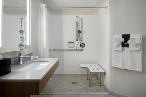 哥伦比亚哥伦比亚烛木套房酒店 - 杰克逊堡的白色的浴室设有水槽和毛巾架
