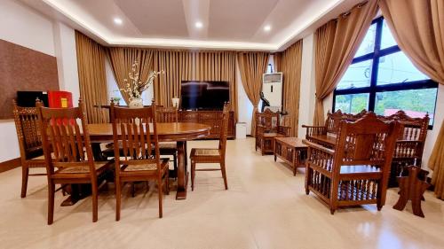 杜马格特Residencia Orlina的一间带木桌和椅子的用餐室